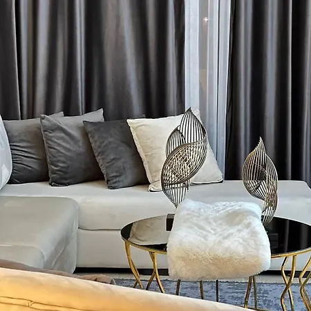 New Luxury Flat Near Mall Of Apartmán *
